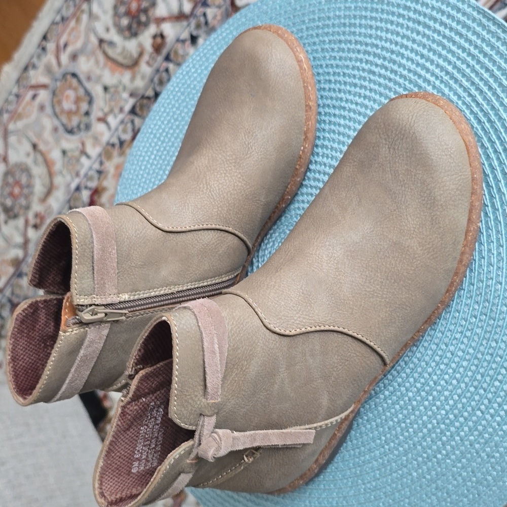 B.O.C BRAND WOMEN'S TAUPE LEATHER SIDE ZIPPER ANKLE BOOTS SIZE 6